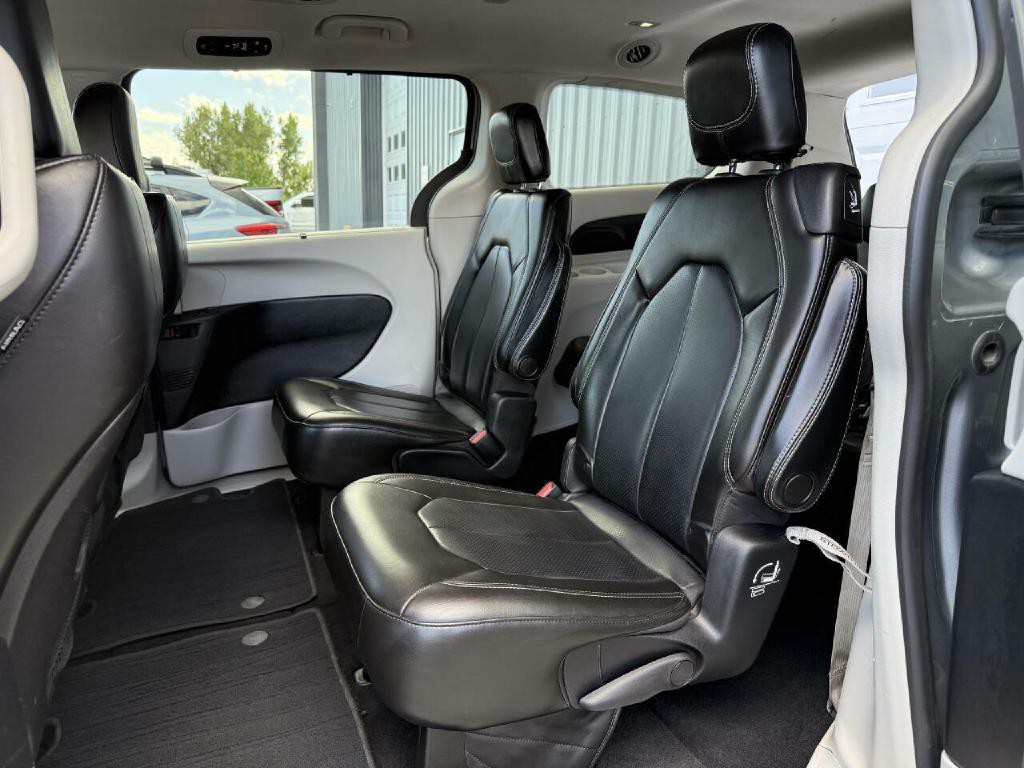 2021 Chrysler Voyager Image 3