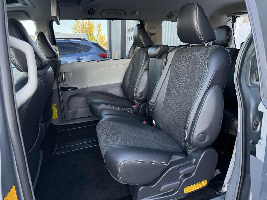 2013 Toyota Sienna Image 3