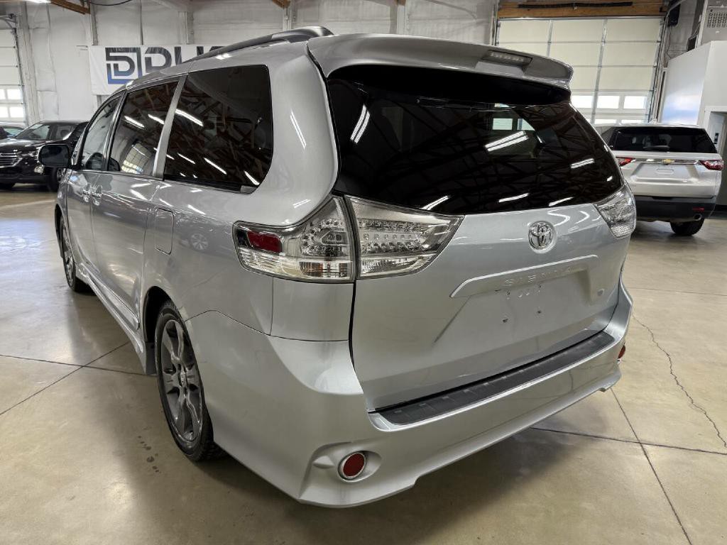 2013 Toyota Sienna Image 9