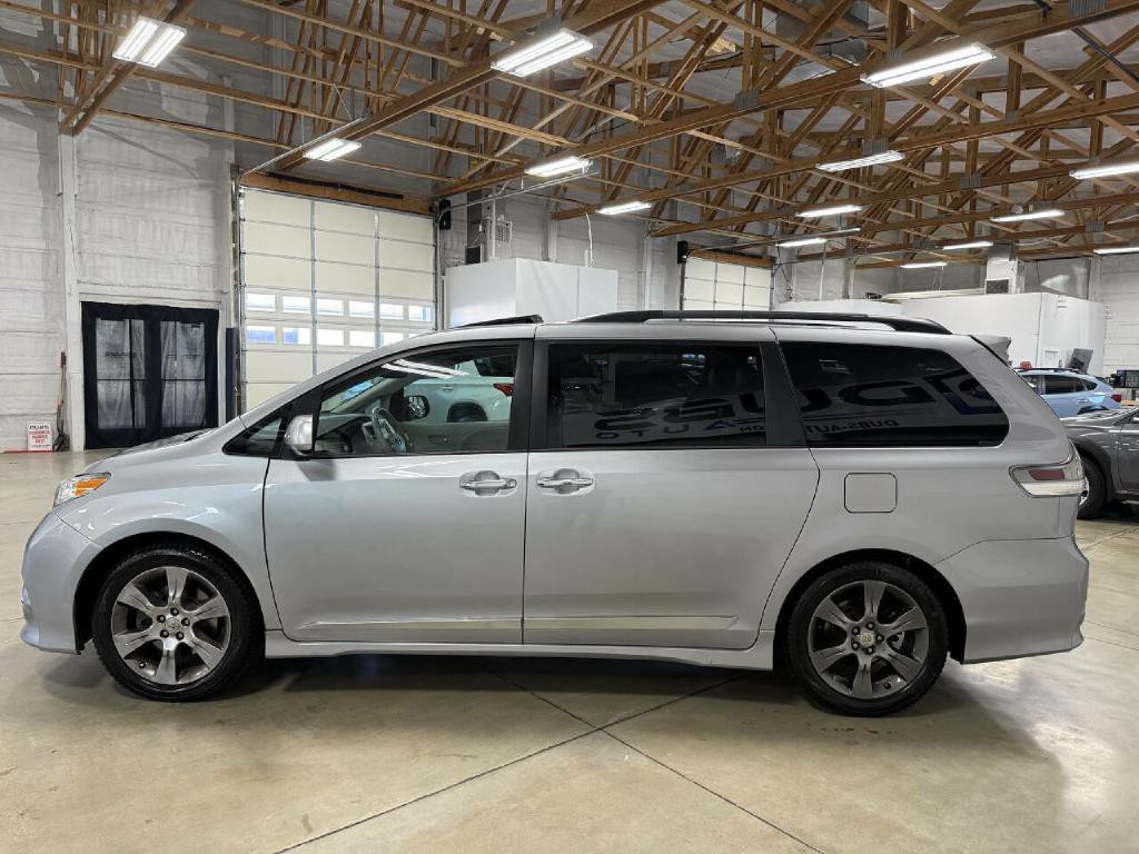 2013 Toyota Sienna Image 10
