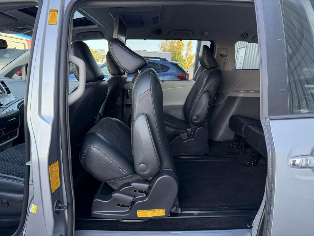 2013 Toyota Sienna Image 17