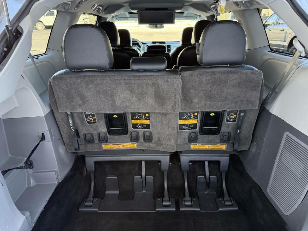 2013 Toyota Sienna Image 18
