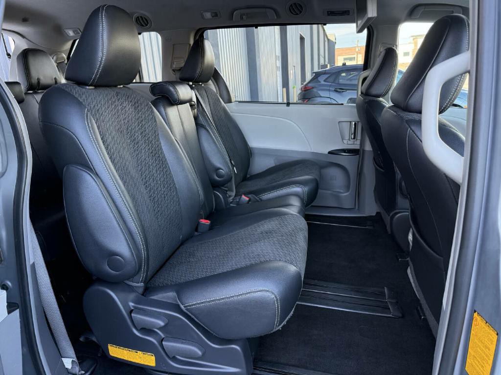 2013 Toyota Sienna Image 19