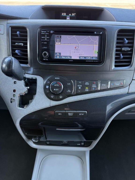 2013 Toyota Sienna Image 24