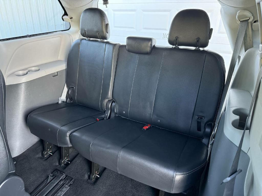 2013 Toyota Sienna Image 33