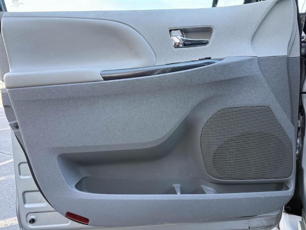 2013 Toyota Sienna Image 34