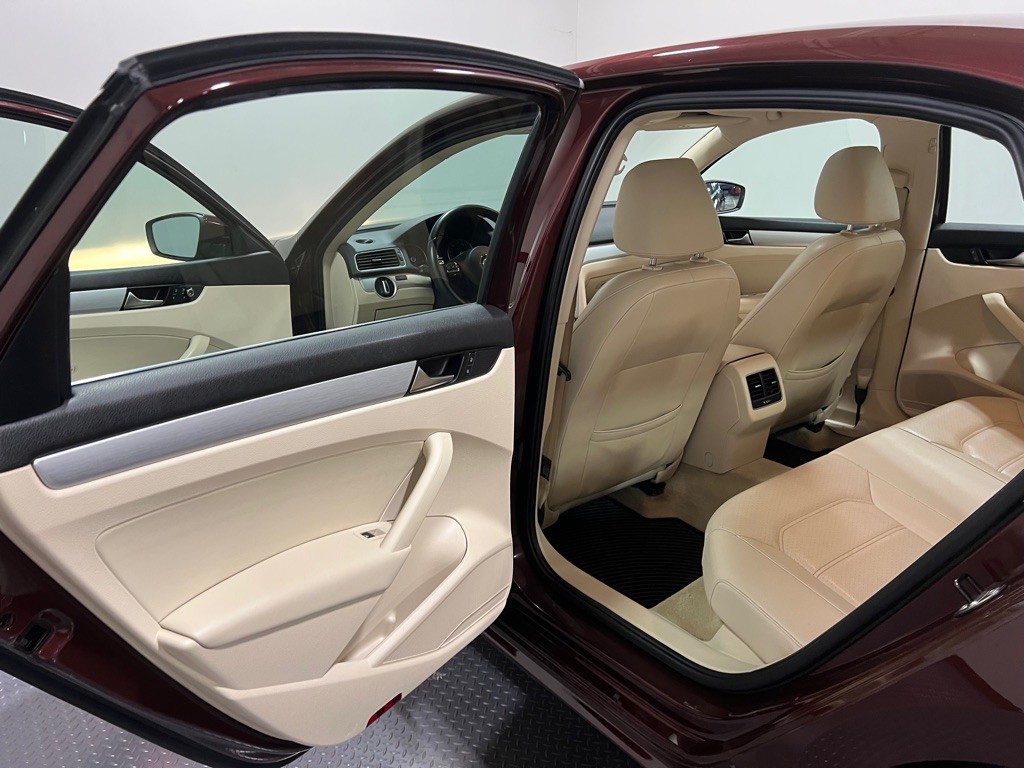 2013 Volkswagen Passat Image 9