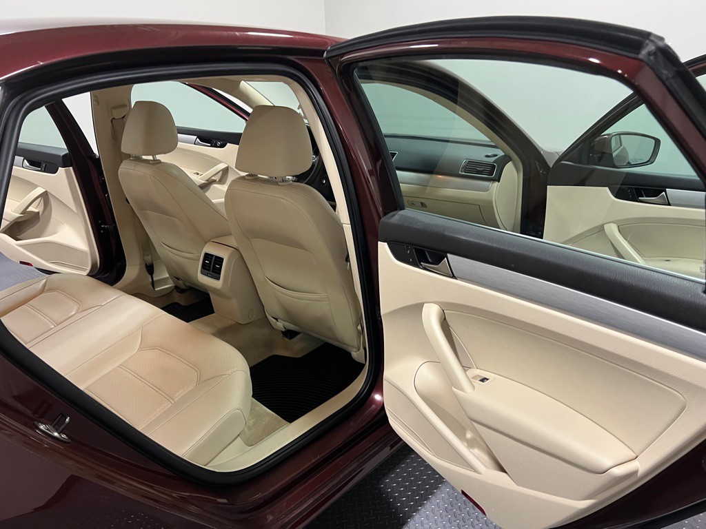 2013 Volkswagen Passat Image 12