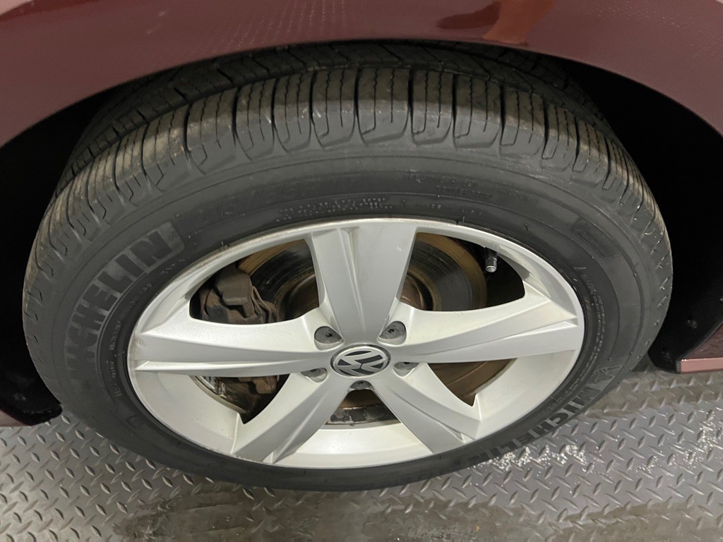 2013 Volkswagen Passat Image 19