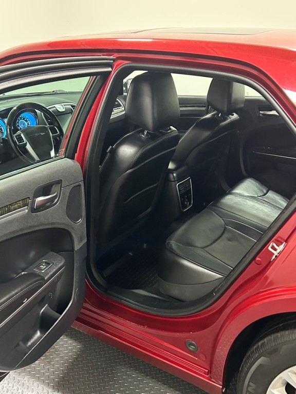 2012 Chrysler 300 Image 9