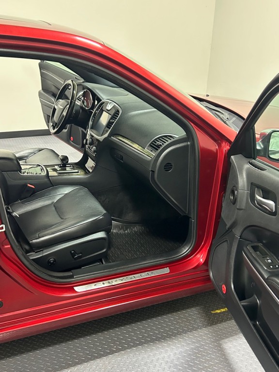 2012 Chrysler 300 Image 11