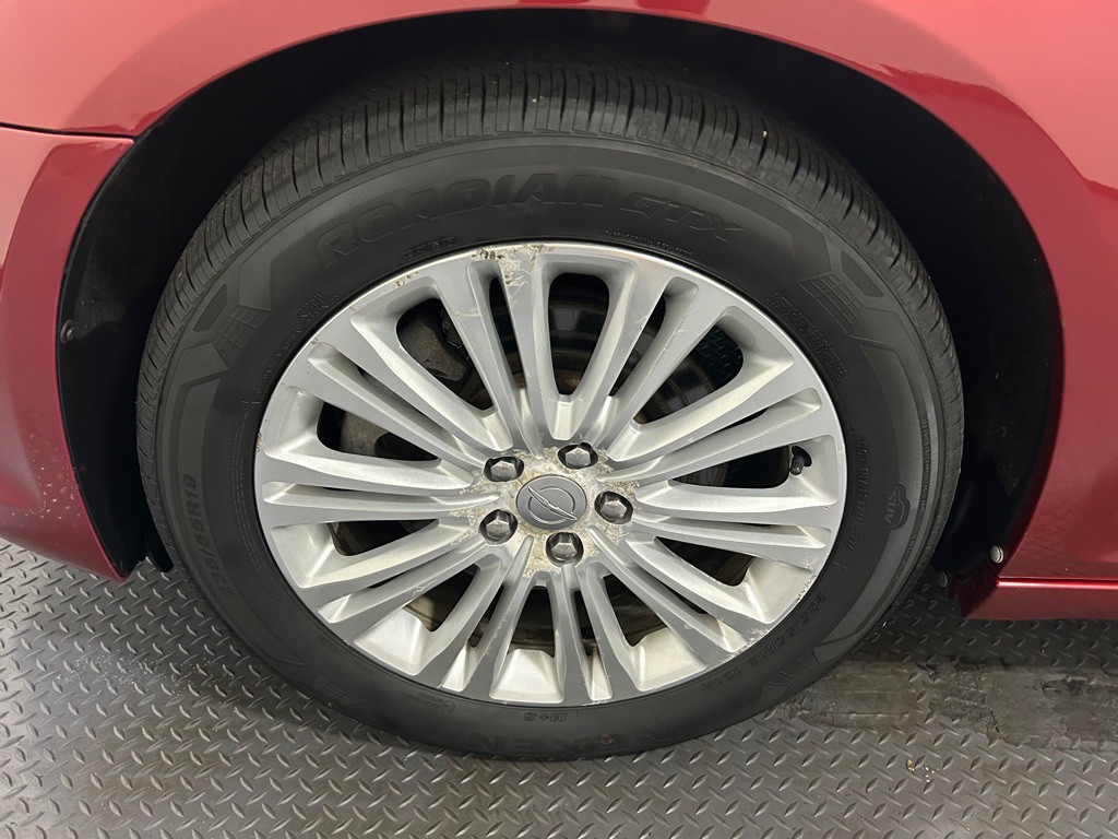 2012 Chrysler 300 Image 21