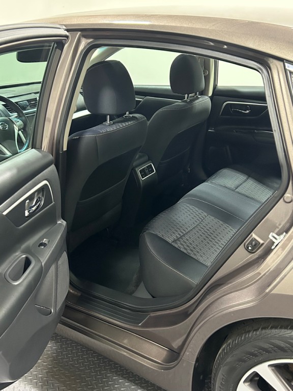 2016 Nissan Altima Image 9