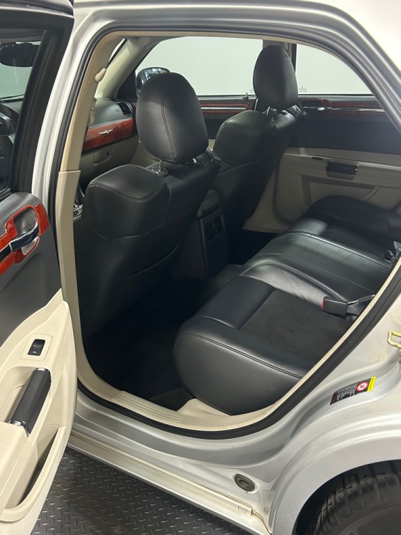 2006 Chrysler 300 Image 9