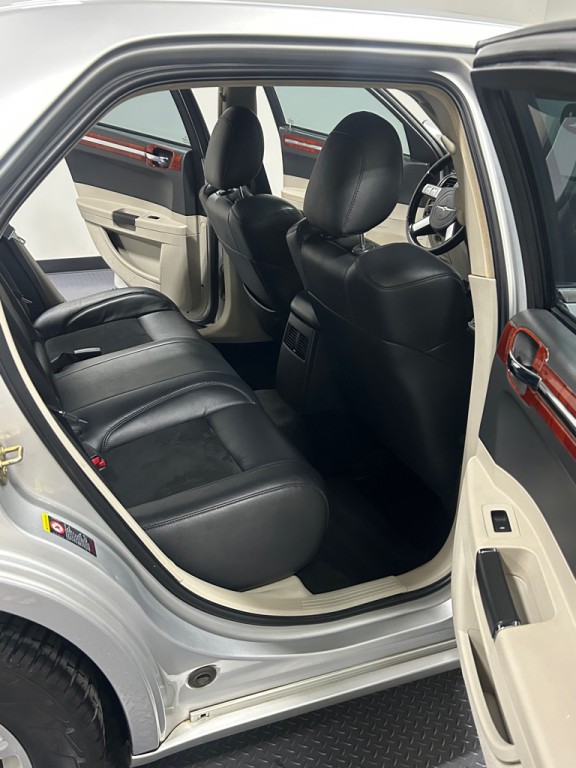 2006 Chrysler 300 Image 10
