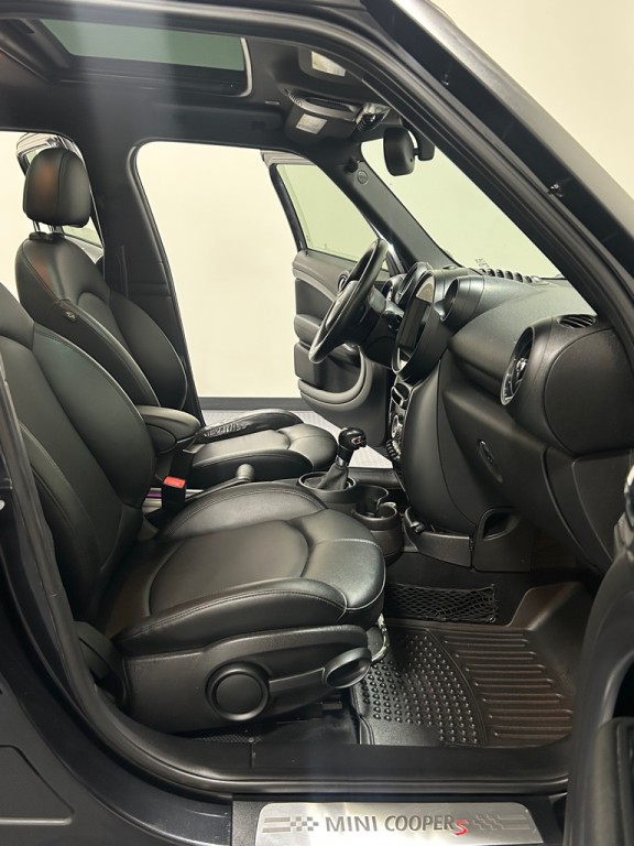 2015 MINI Cooper Image 12