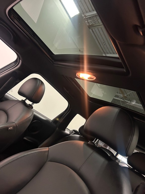 2015 MINI Cooper Image 16