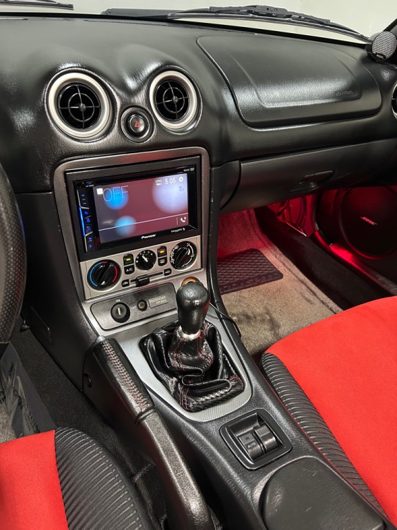 2004 Mazda MX-5 Miata Image 11