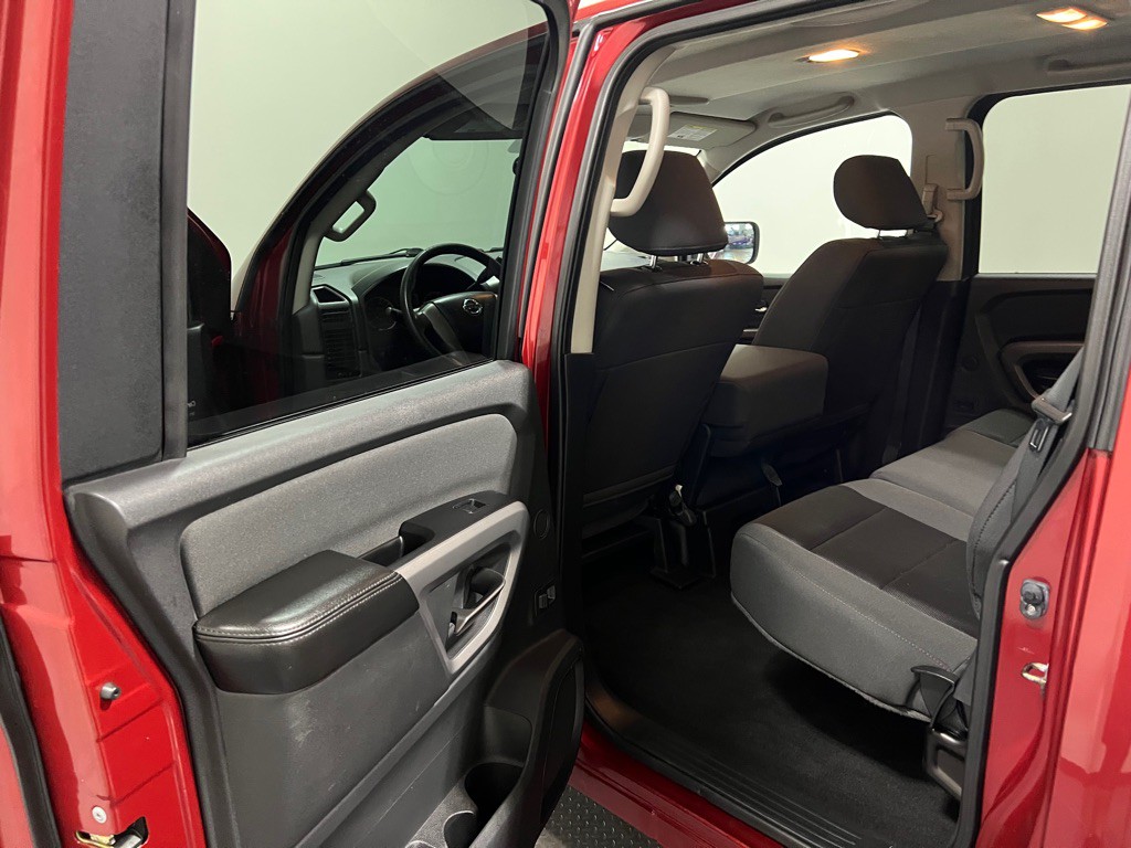 2015 Nissan Titan Image 9