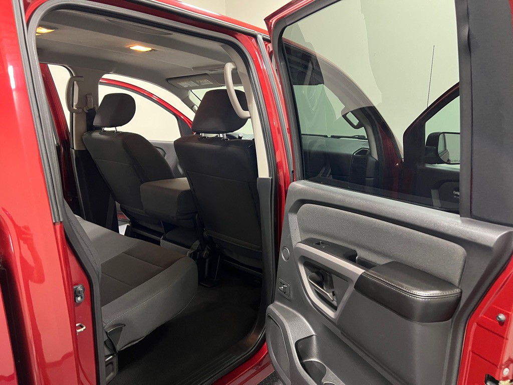 2015 Nissan Titan Image 11