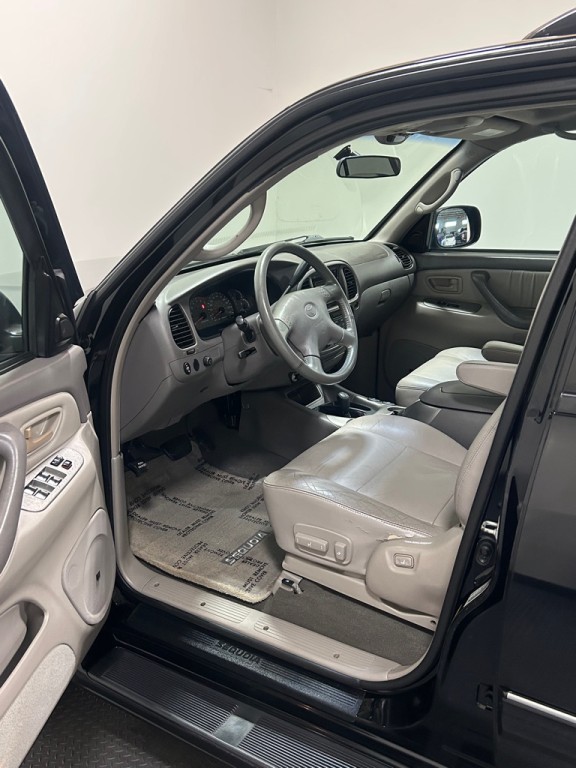 2002 Toyota Sequoia Image 8
