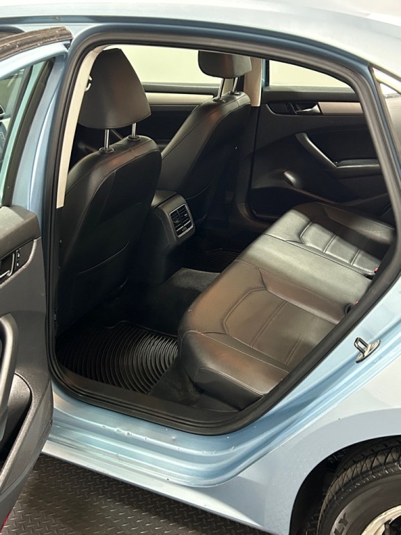 2013 Volkswagen Passat Image 9