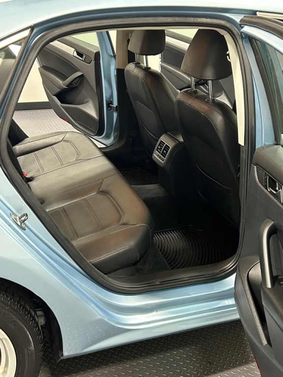 2013 Volkswagen Passat Image 10