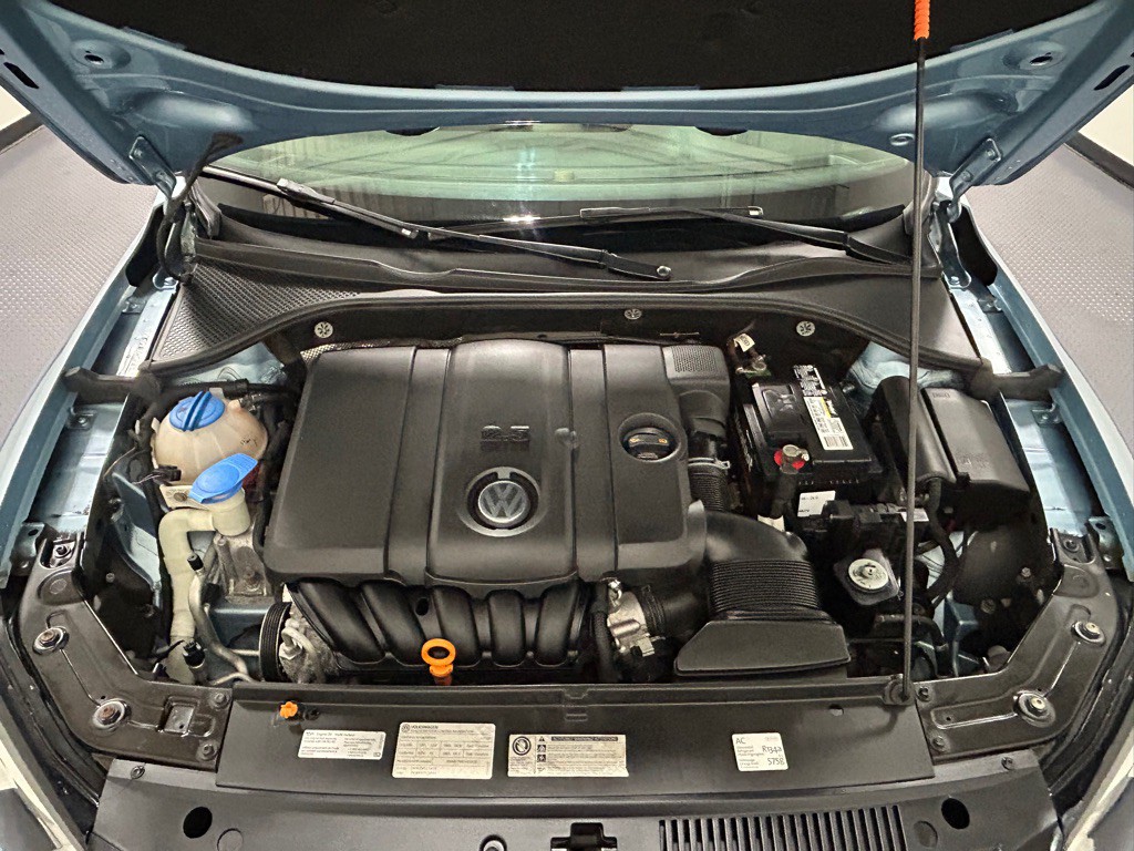 2013 Volkswagen Passat Image 16