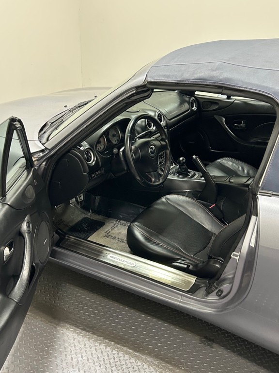 2004 Mazda MX-5 Miata Image 8