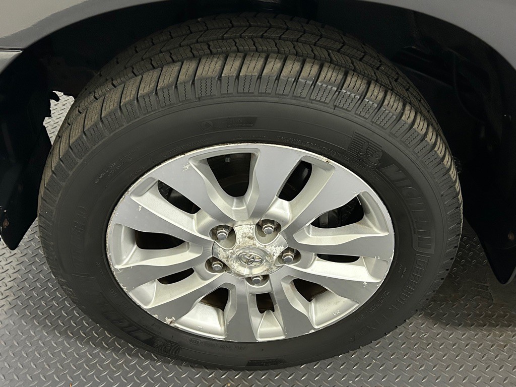 2011 Toyota Sequoia Image 23