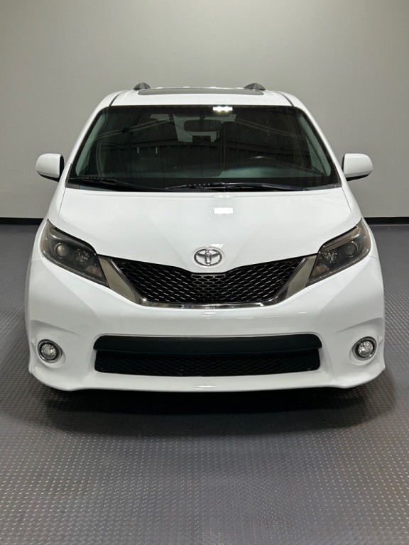 2015 Toyota Sienna Image 3