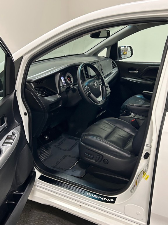 2015 Toyota Sienna Image 8