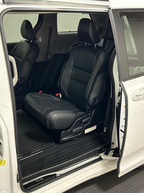 2015 Toyota Sienna Image 9