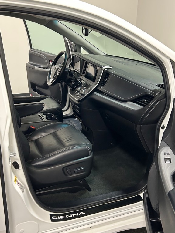 2015 Toyota Sienna Image 11