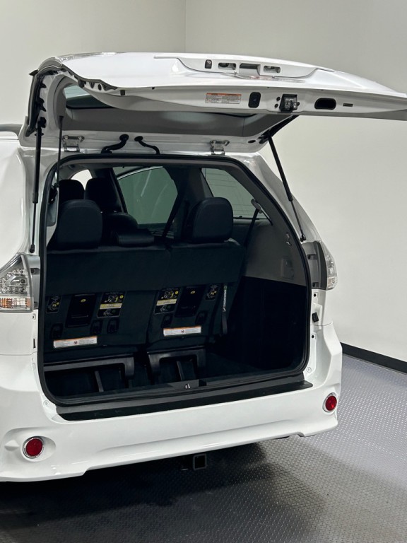 2015 Toyota Sienna Image 12