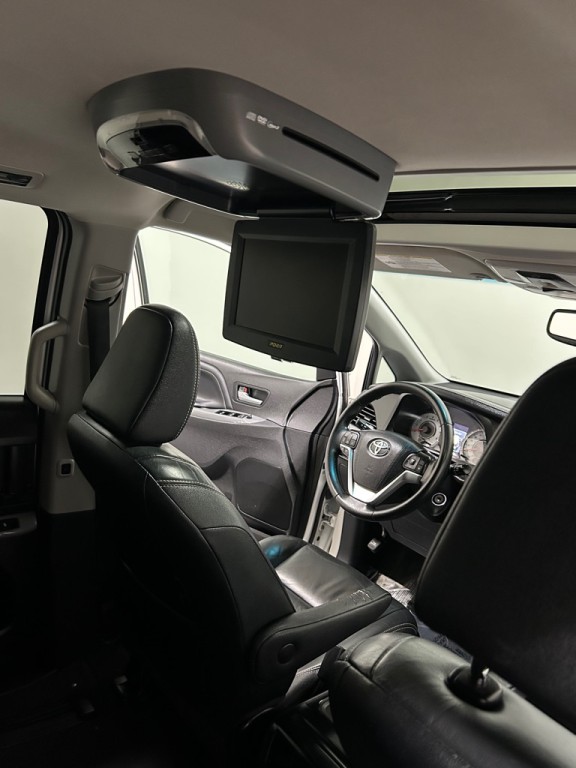 2015 Toyota Sienna Image 14