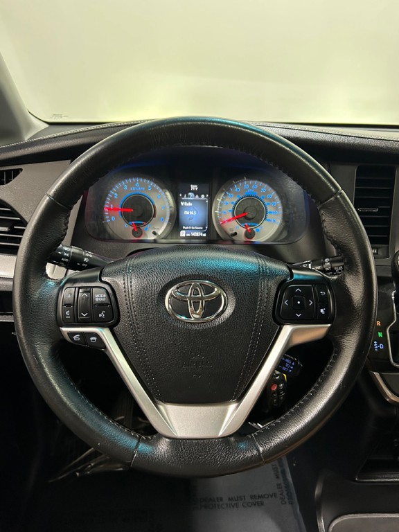 2015 Toyota Sienna Image 17