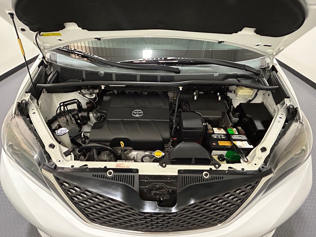 2015 Toyota Sienna Image 19