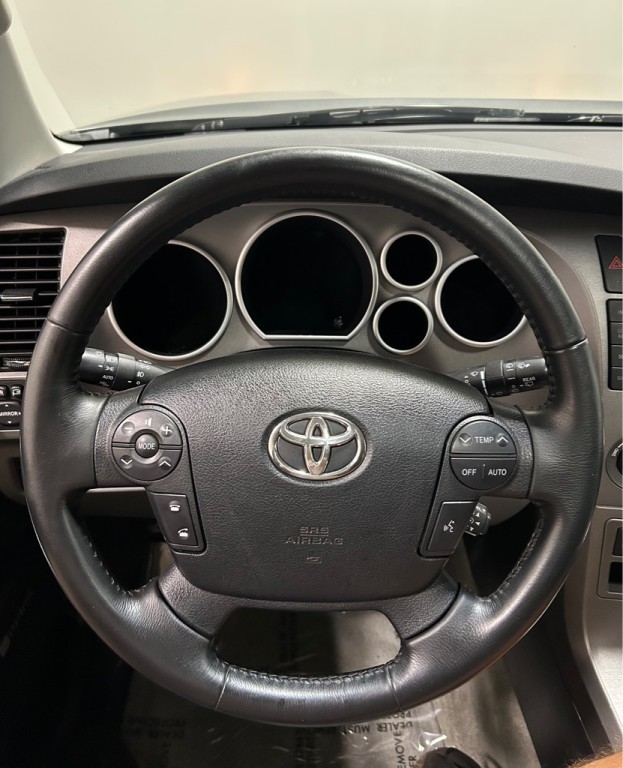 2011 Toyota Sequoia Image 17