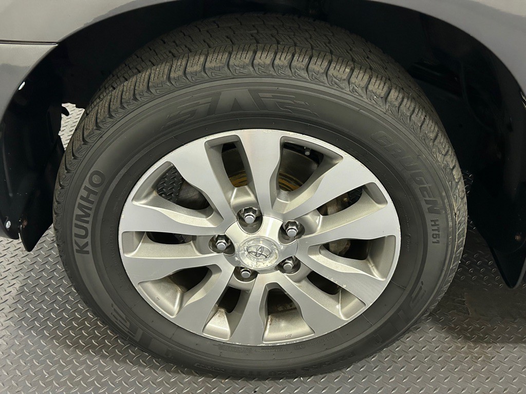 2011 Toyota Sequoia Image 23