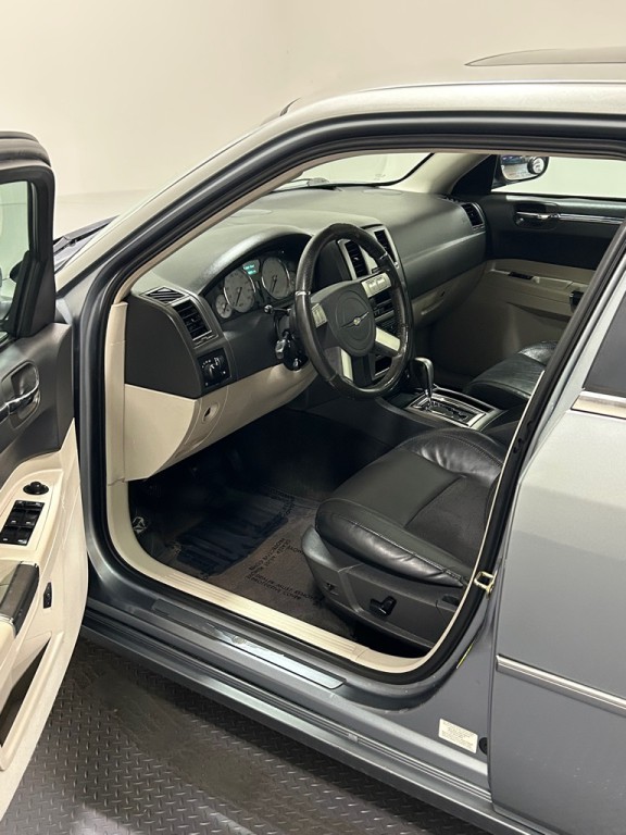 2006 Chrysler 300 Image 8