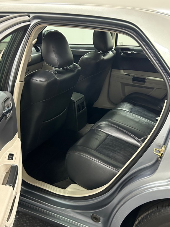2006 Chrysler 300 Image 9