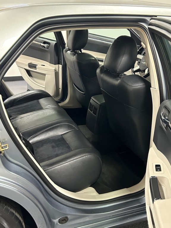 2006 Chrysler 300 Image 10