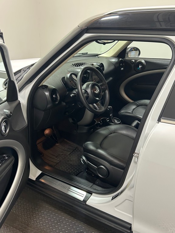 2015 MINI Cooper Image 8