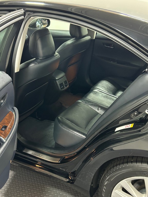2011 Lexus ES Image 9