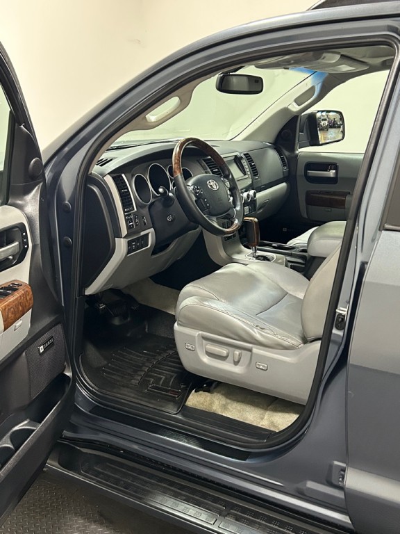 2010 Toyota Sequoia Image 8