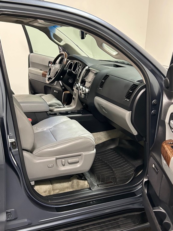 2010 Toyota Sequoia Image 13