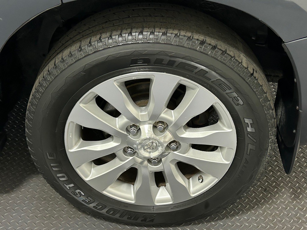 2010 Toyota Sequoia Image 21