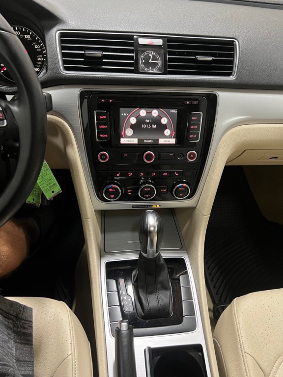 2012 Volkswagen Passat Image 7