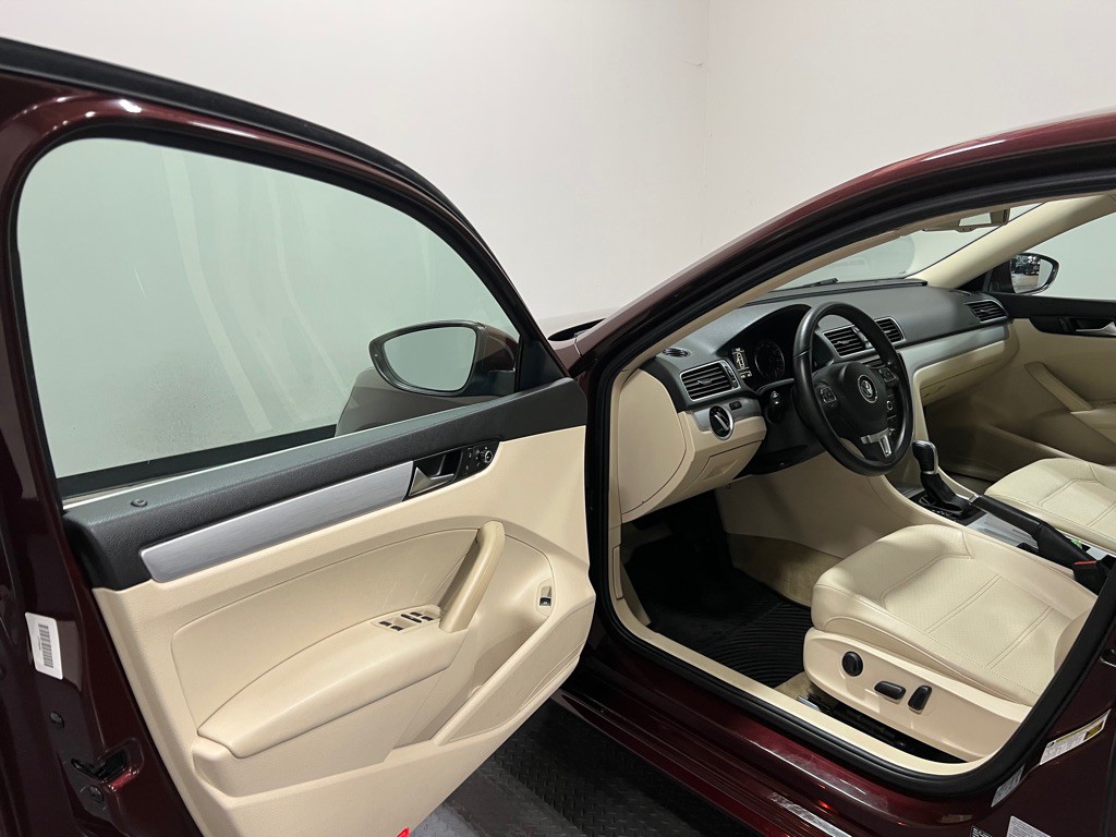 2012 Volkswagen Passat Image 9